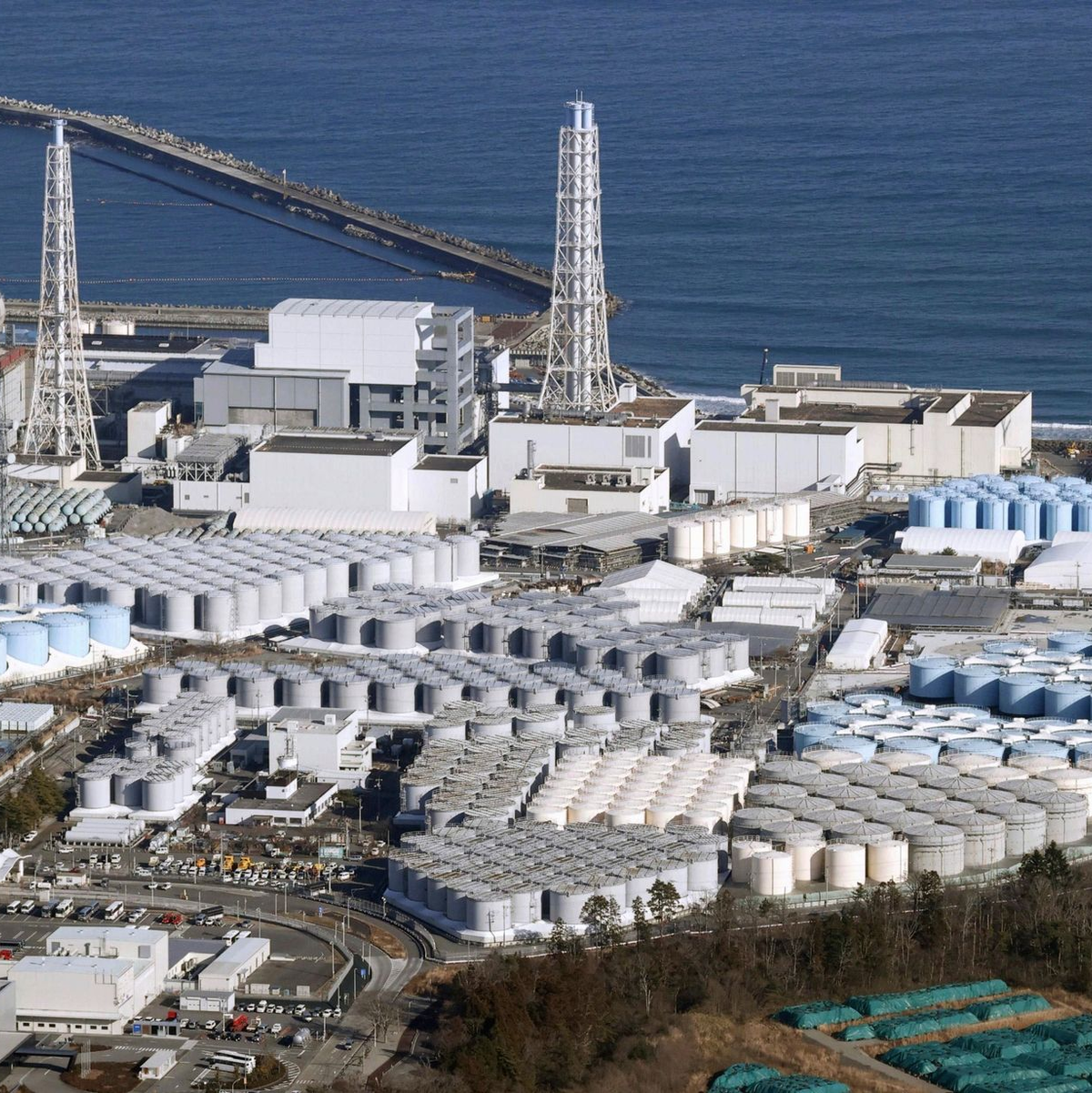 Tanks mit aufbereitetem Kühlwasser auf dem Gelände des Kernkraftwerks Fukushima Daiichi. - Foto: Uncredited/Kyodo News/AP/dpa