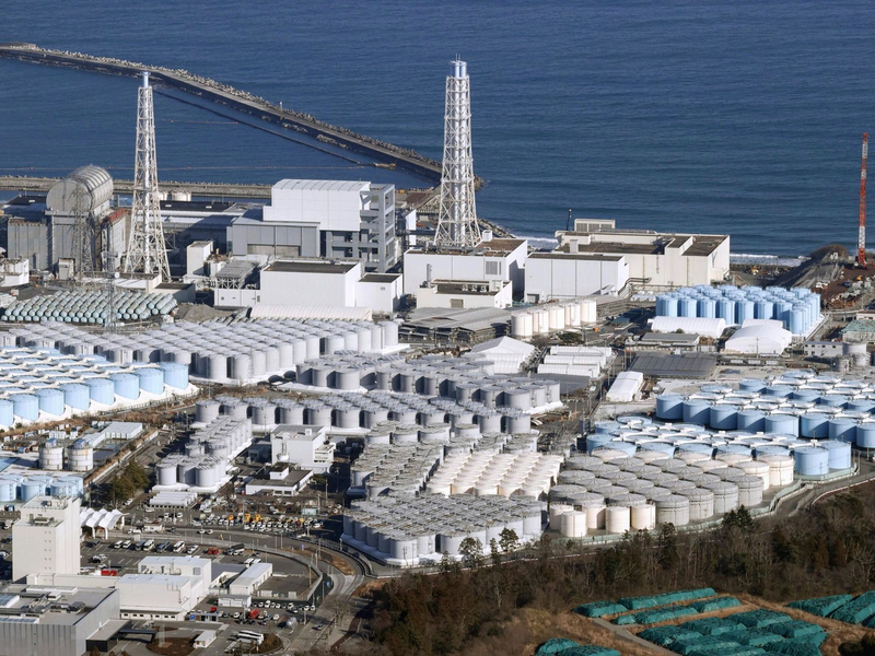 Tanks mit aufbereitetem Kühlwasser auf dem Gelände des Kernkraftwerks Fukushima Daiichi. - Foto: Uncredited/Kyodo News/AP/dpa