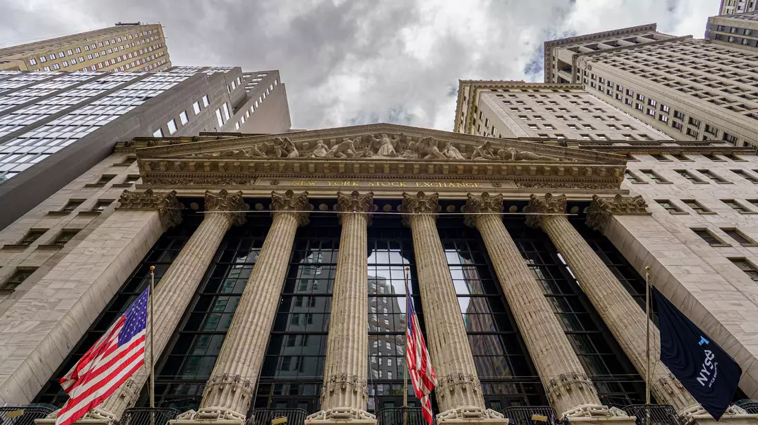 Sturmwolken bilden sich über dem Gebäude der New Yorker Börse. - Bild: J. David Ake/AP
