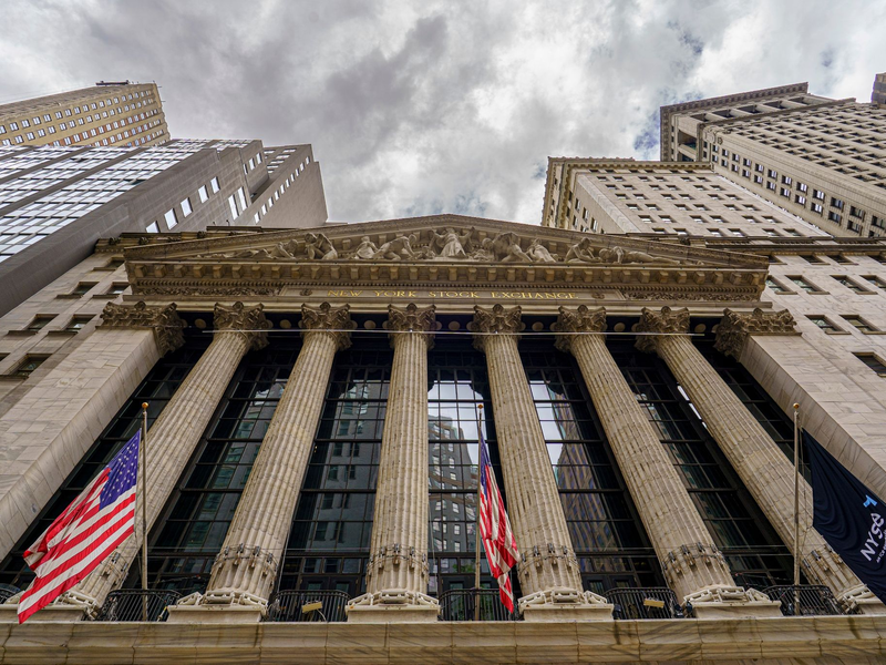 Sturmwolken bilden sich über dem Gebäude der New Yorker Börse. - Foto: J. David Ake/AP