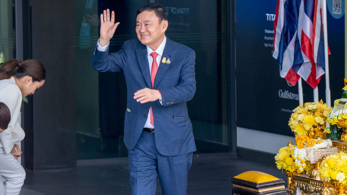Der ehemaliger Ministerpräsident von Thailand Thaksin Shinawatra winkt seinen Anhängern auf dem internationalen Flughafen Don Mueng in Bangkok zu. - Foto: Adryel Talamantes/ZUMA Press Wire/dpa