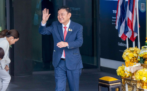 Der ehemaliger Ministerpräsident von Thailand Thaksin Shinawatra winkt seinen Anhängern auf dem internationalen Flughafen Don Mueng in Bangkok zu. - Foto: Adryel Talamantes/ZUMA Press Wire/dpa