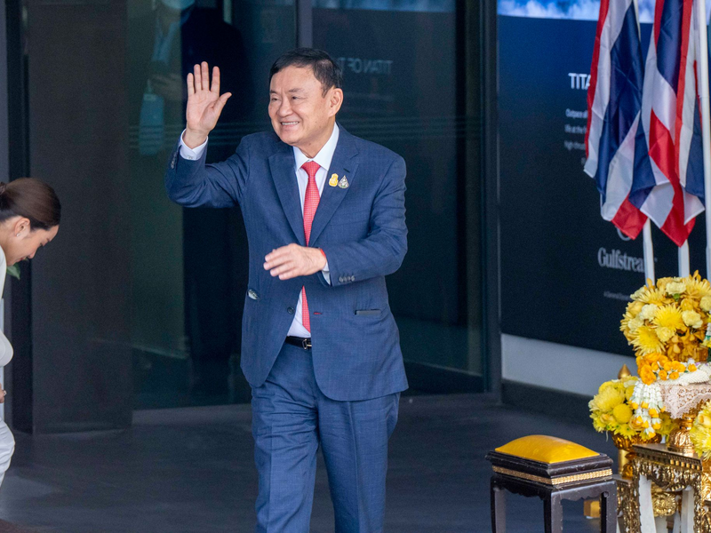 Der ehemaliger Ministerpräsident von Thailand Thaksin Shinawatra winkt seinen Anhängern auf dem internationalen Flughafen Don Mueng in Bangkok zu. - Foto: Adryel Talamantes/ZUMA Press Wire/dpa
