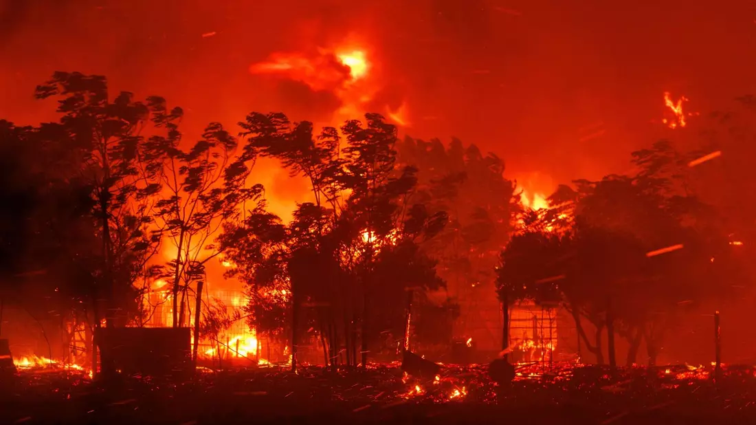 Das Feuer verbrennt ein Haus im Dorf in der Nähe der Stadt Alexandroupolis in der nordöstlichen Region Evros. Stürmische Winde fachen die Flammen der Waldbrände in ganz Griechenland an. - Bild: Achilleas Chiras/AP