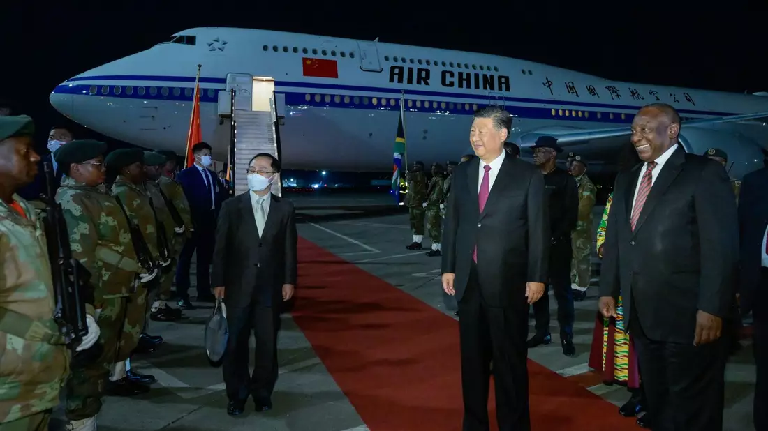 Chinas Präsident Xi Jinping wird von Südafrikas Präsident Cyril Ramaphosa bei seiner Ankunft am OR Tambo International Airport in Johannesburg begrüßt. - Bild: Li Xueren/XinHua/dpa