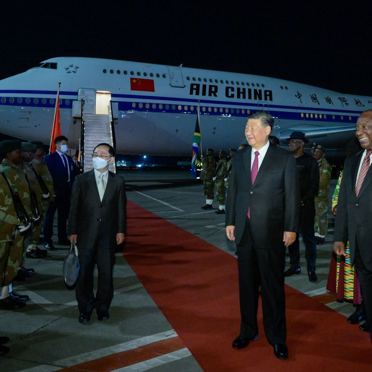 Chinas Präsident Xi Jinping wird von Südafrikas Präsident Cyril Ramaphosa bei seiner Ankunft am OR Tambo International Airport in Johannesburg begrüßt. - Foto: Li Xueren/XinHua/dpa