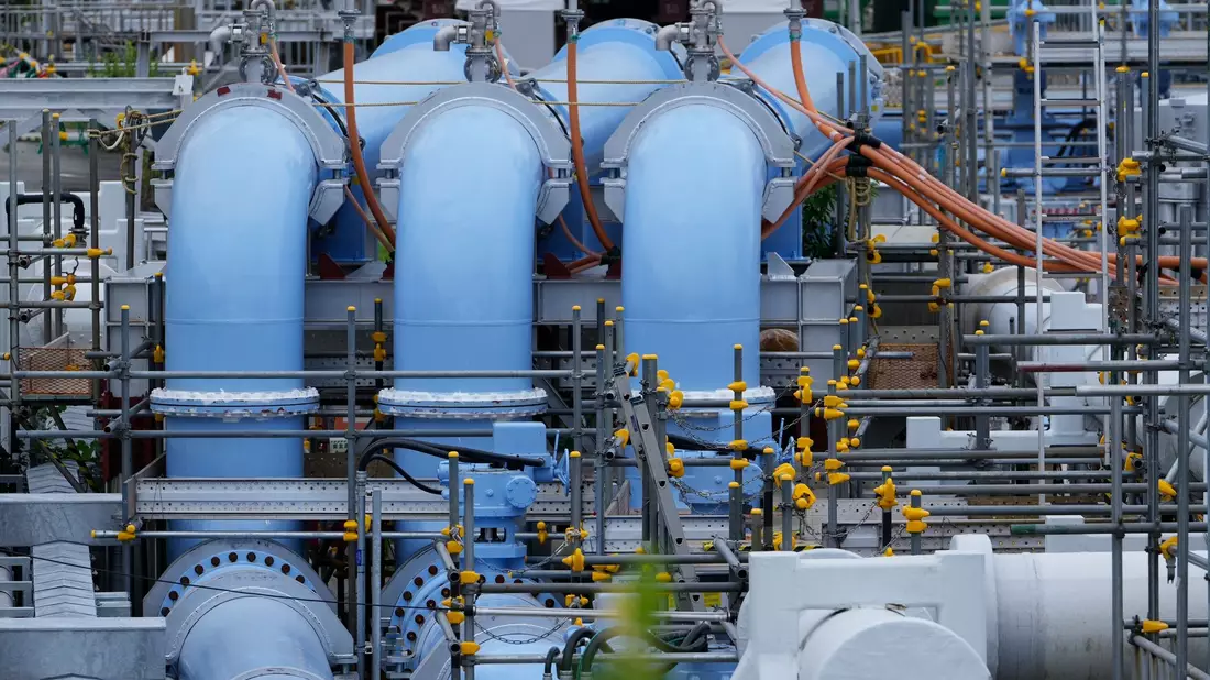 Die blaue Pipeline für den Transport von Meerwasser ist Teil der Anlage für die Ableitung von aufbereitetem radioaktivem Wasser aus dem Kernkraftwerk Fukushima Daiichi ins Meer. - Bild: Hiro Komae/AP/dpa