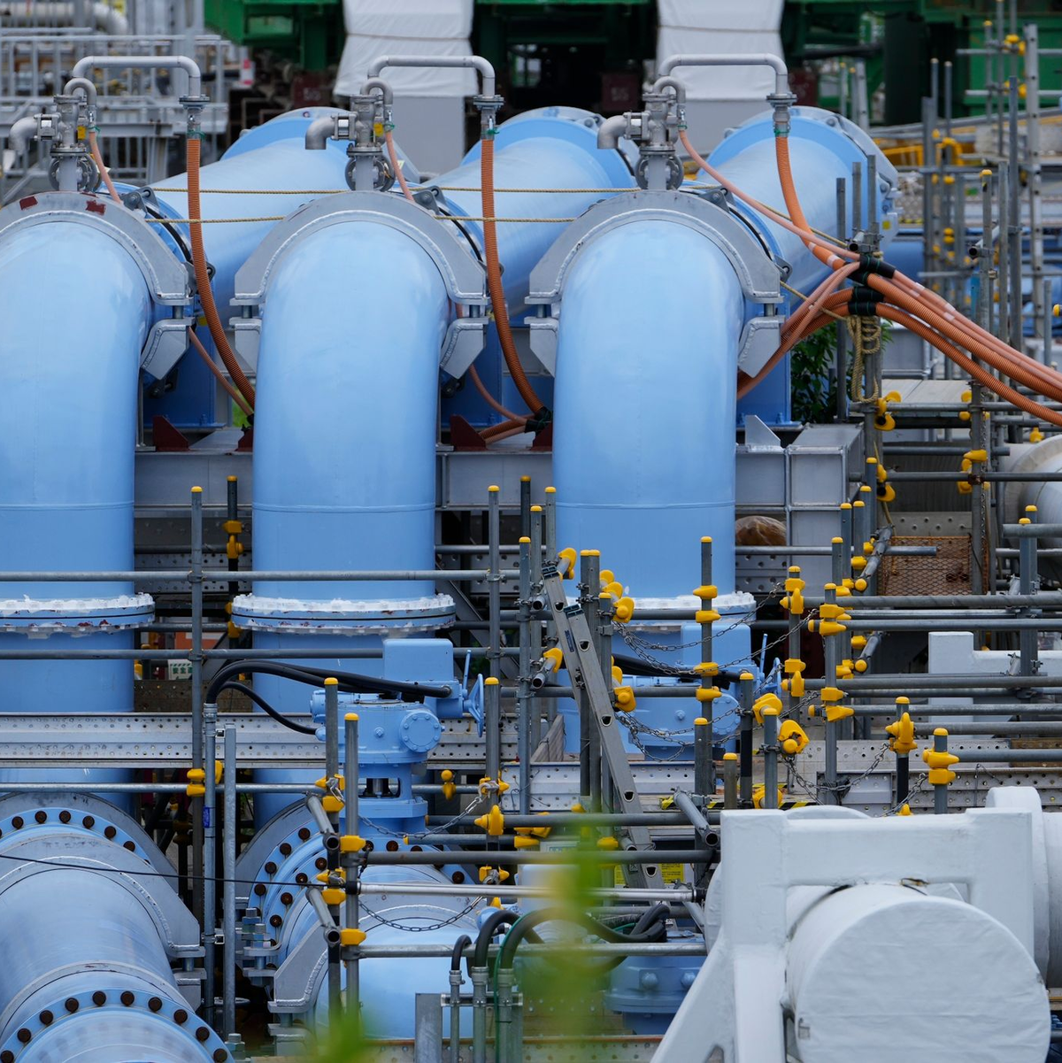 Die blaue Pipeline für den Transport von Meerwasser ist Teil der Anlage für die Ableitung von aufbereitetem radioaktivem Wasser aus dem Kernkraftwerk Fukushima Daiichi ins Meer. - Foto: Hiro Komae/AP/dpa