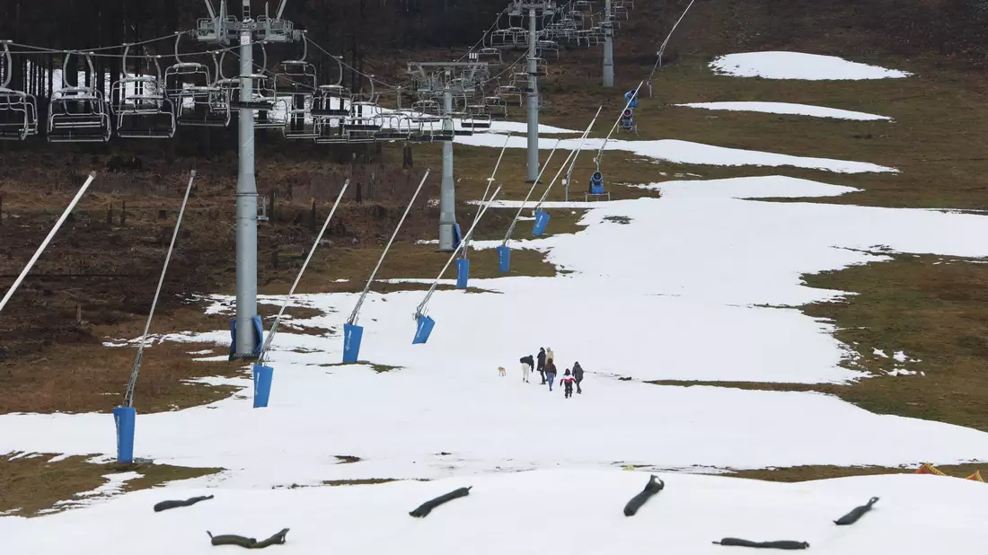 Schneereste am Hexenritt in Niedersachsen im Dezember 2022. - Bild: Matthias Bein/dpa