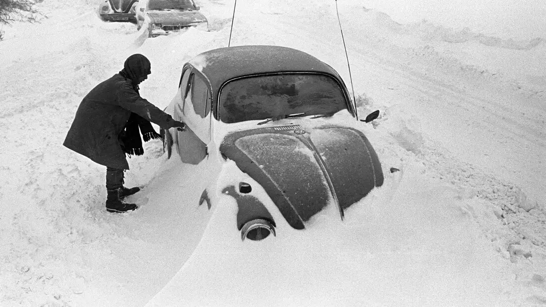 Die Schnee-Katastrophe im Dezember 1978. Hier ein im Schnee stecken gebliebener VW-Käfer bei Cuxhaven. - Bild: Werner Schilling/dpa