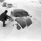 Die Schnee-Katastrophe im Dezember 1978. Hier ein im Schnee stecken gebliebener VW-Käfer bei Cuxhaven. - Foto: Werner Schilling/dpa
