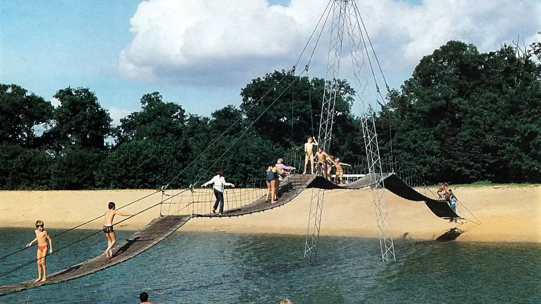 Hängebrücke im Serengeti-Park bei Hodenhagen im Jahr 1979. - Bild: Holger Hollemann/dpa