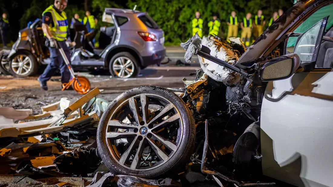 Zwei völlig zerstörte Autos an der Unfallstelle in Hannover. - Bild: Moritz Frankenberg/dpa