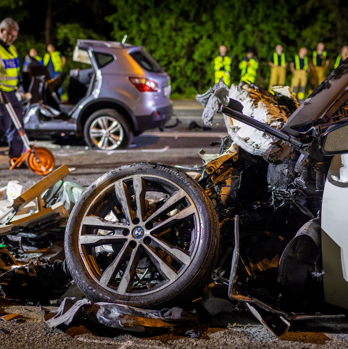Zwei völlig zerstörte Autos an der Unfallstelle in Hannover. - Foto: Moritz Frankenberg/dpa