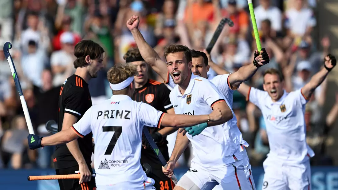 Die Hockey-Herren feiern den Sieg gegen die Niederlande. - Bild: Federico Gambarini/dpa