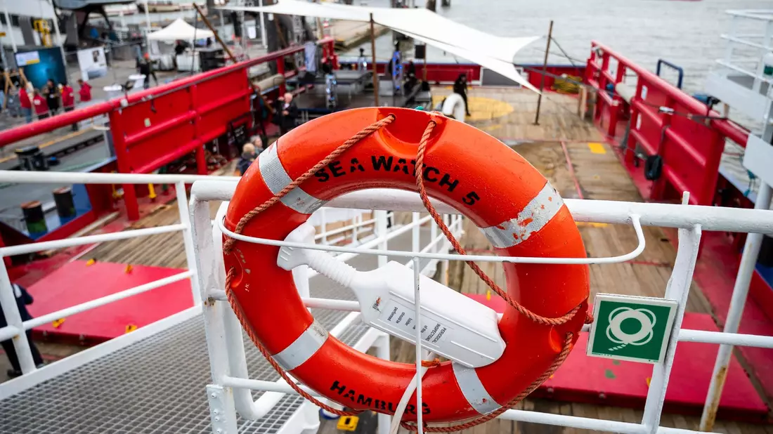 Sea-Watch droht in Italien eine Geldstrafe von bis zu 10.000 Euro. (Symbolbild) - Bild: Daniel Bockwoldt/dpa