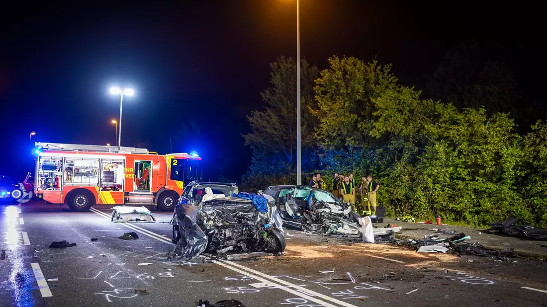 Bei einem Verkehrsunfall in Hannover starben fünf Menschen. - Bild: Moritz Frankenberg/dpa
