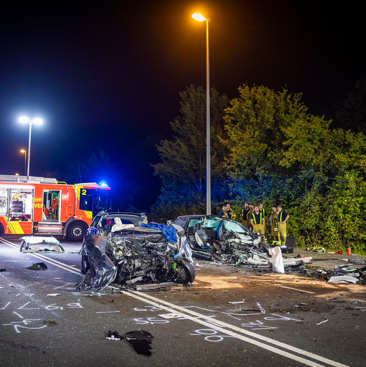 Zwei verunfallte Autos in Hannover. - Foto: Moritz Frankenberg/dpa