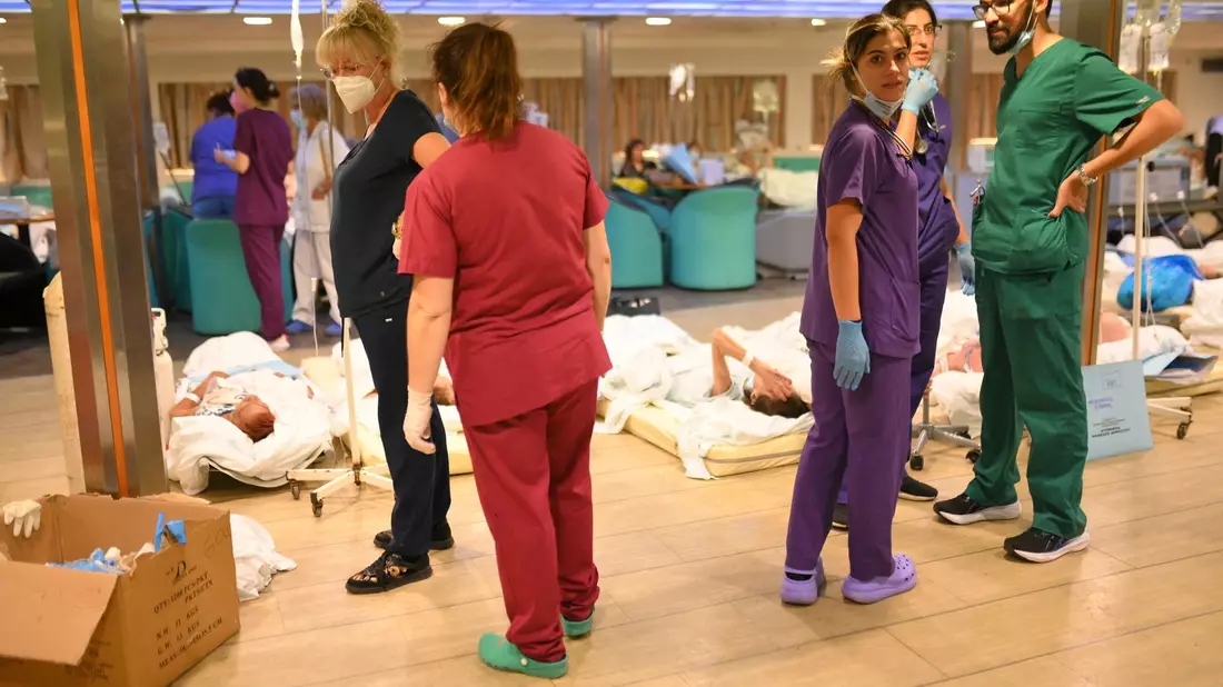 Nach der teilweisen Räumung eines Krankenhauses  in Alexandroupolis sind Patienten auf einer Fähre untergebracht worden. - Bild: Uncredited/e-evros.gr/AP/dpa