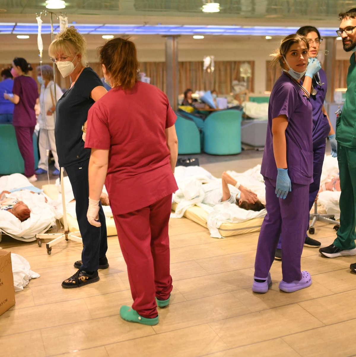 Nach der teilweisen Räumung eines Krankenhauses  in Alexandroupolis sind Patienten auf einer Fähre untergebracht worden. - Foto: Uncredited/e-evros.gr/AP/dpa