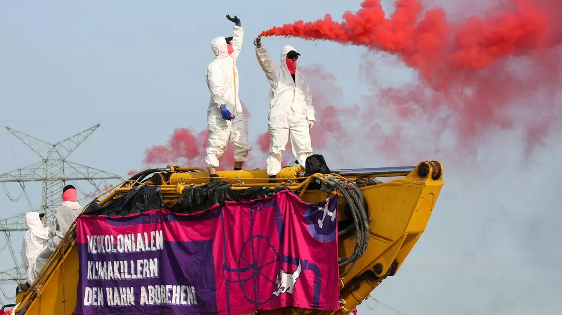 Aktivsten des Bündnisses Ende Gelände blockieren in Brunsbüttel eine Baustelle für eine LNG-Pipeline. - Bild: Bodo Marks/dpa
