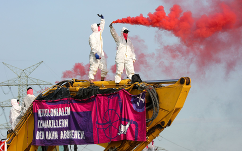 Aktivsten des Bündnisses Ende Gelände blockieren in Brunsbüttel eine Baustelle für eine LNG-Pipeline. - Foto: Bodo Marks/dpa Aktivsten des Bündnisses Ende Gelände blockieren in Brunsbüttel eine Baustelle für eine LNG-Pipeline. - Foto: Bodo Marks/dpa