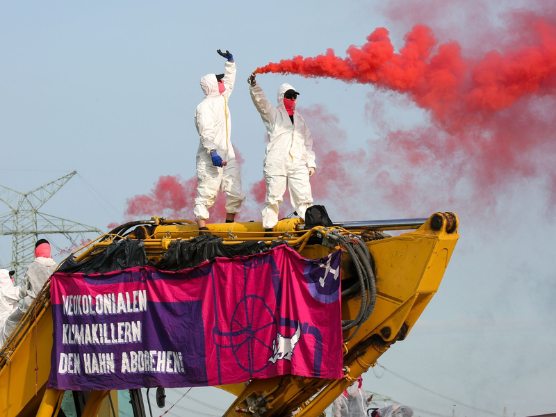 Aktivsten des Bündnisses Ende Gelände blockieren in Brunsbüttel eine Baustelle für eine LNG-Pipeline. - Foto: Bodo Marks/dpa