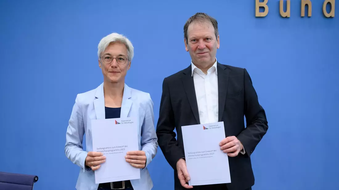 Attestieren dem Klimakurs der Bundesregierung große Lücken: Hans-Martin Henning (r), Vorsitzender und Brigitte Knopf, stellvertretende Vorsitzende vom Expertenrat für Klimafragen. - Bild: Bernd von Jutrczenka/dpa