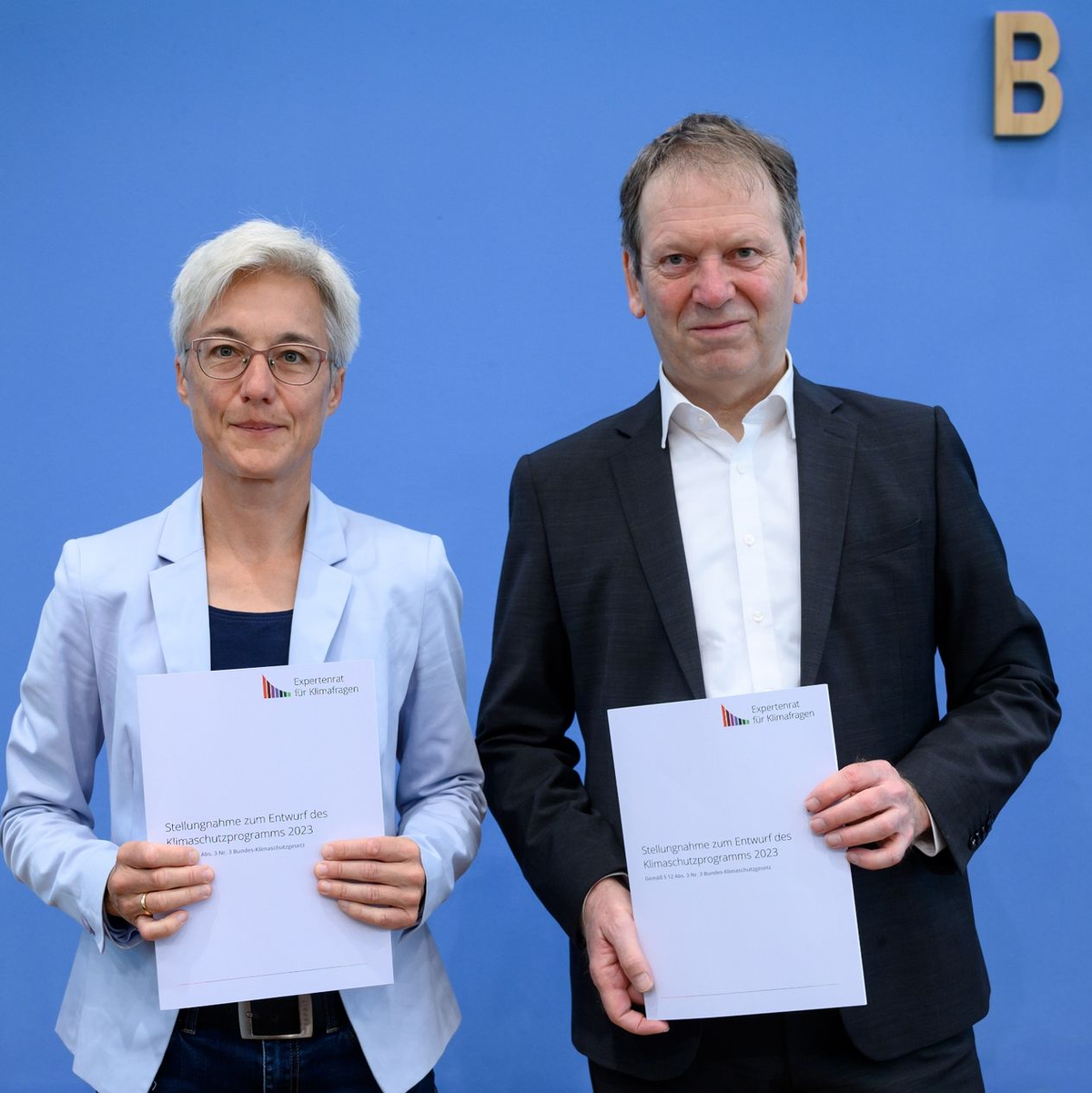 Attestieren dem Klimakurs der Bundesregierung große Lücken: Hans-Martin Henning (r), Vorsitzender und Brigitte Knopf, stellvertretende Vorsitzende vom Expertenrat für Klimafragen. - Foto: Bernd von Jutrczenka/dpa
