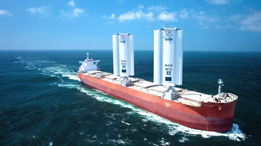 Das Frachtschiff «Pyxis Ocean» wurde mit  zwei Segeln nachgerüstet. - Bild: Cargill/PA Media/dpa