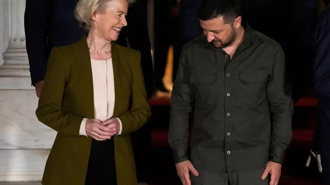 Der ukrainische Präsident Wolodymyr Selenskyj,  hier mit EU-Kommissionspräsidentin Ursula von der Leyen in der Maximos-Villa bei einem Besuch in Athen. - Bild: Thanassis Stavrakis/AP/dpa