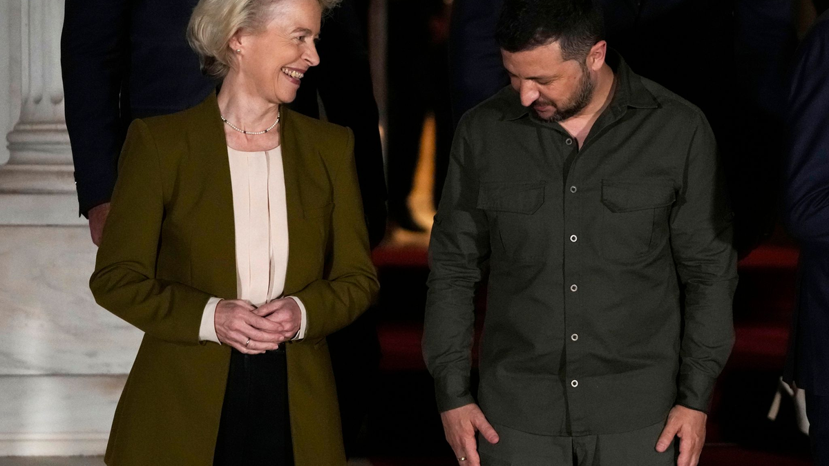 Der ukrainische Präsident Wolodymyr Selenskyj,  hier mit EU-Kommissionspräsidentin Ursula von der Leyen in der Maximos-Villa bei einem Besuch in Athen. - Foto: Thanassis Stavrakis/AP/dpa