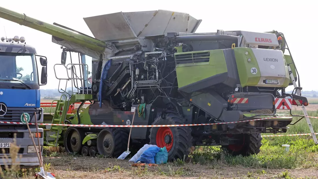 Ein 25-jähriger Mann verlor bei einem Arbeitsunfall mit der Erntemaschine in Hohen Luckow bei Rostock beide Beine. - Bild: Bernd Wüstneck/dpa