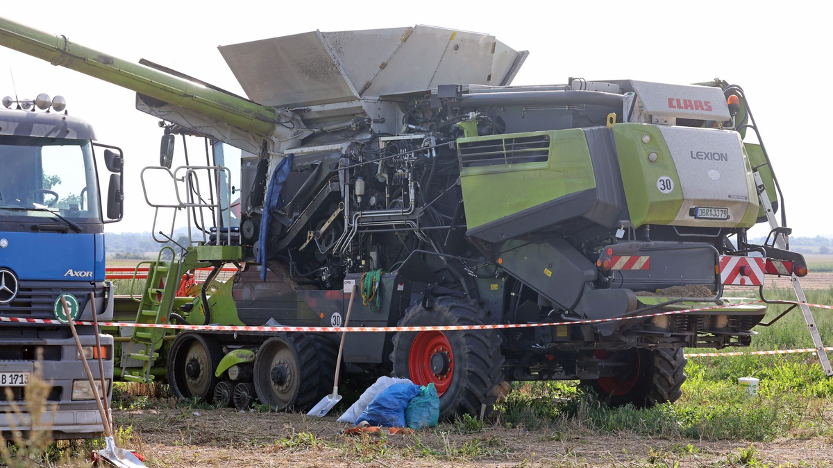 Ein 25-jähriger Mann verlor bei einem Arbeitsunfall mit der Erntemaschine in Hohen Luckow bei Rostock beide Beine. - Foto: Bernd Wüstneck/dpa