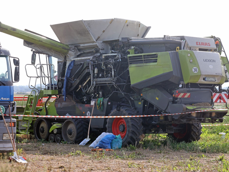 Ein 25-jähriger Mann verlor bei einem Arbeitsunfall mit der Erntemaschine in Hohen Luckow bei Rostock beide Beine. - Foto: Bernd Wüstneck/dpa