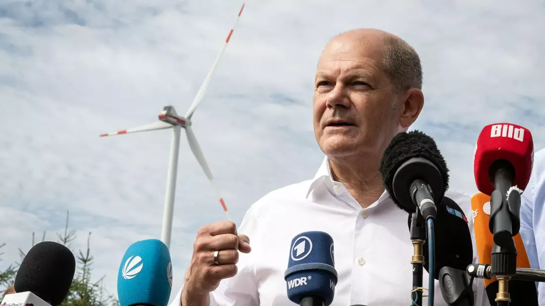 Bundeskanzler Olaf Scholz (SPD) spricht bei seinem Besuch eines Bürgerwindparks zu Journalisten. - Bild: Bernd Thissen/dpa