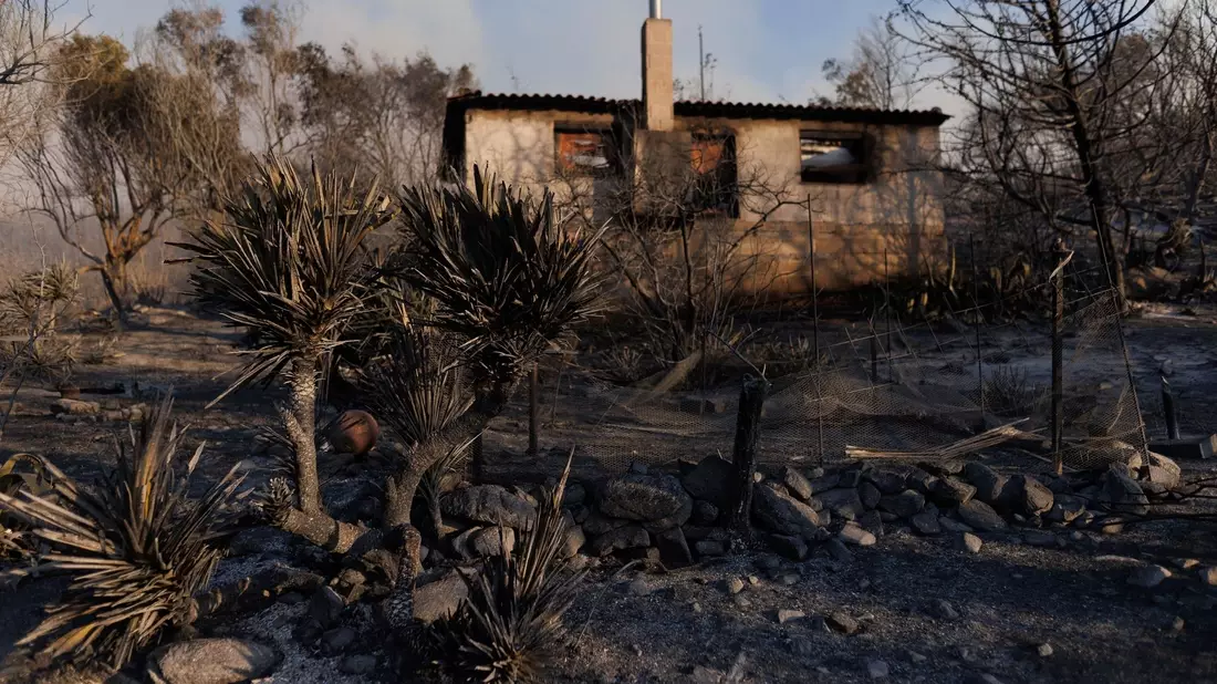 Ein verbranntes Haus im griechischen Sostis. - Bild: Achilleas Chiras/AP/dpa