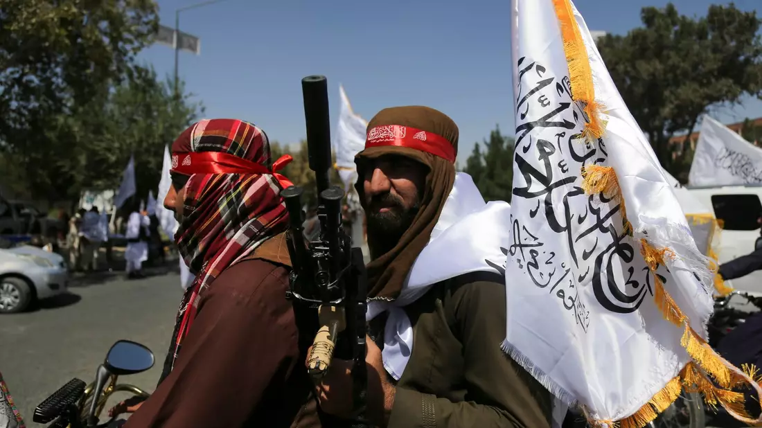 Taliban mit Fahnen während des zweiten Jahrestags ihrer Machtübernahme. Einem UN-Bericht zufolge haben die Taliban seither mehr als 200 ehemalige Regierungsanhänger außergerichtlich getötet. - Bild: Siddiqullah Alizai/AP/dpa