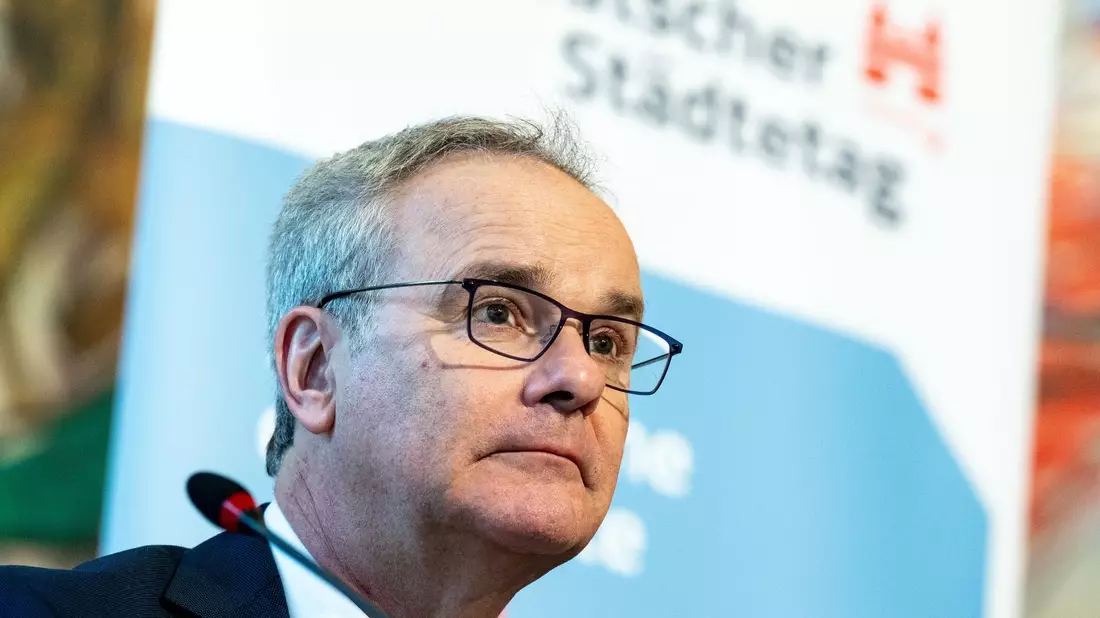 Helmut Dedy vom Deutschen Städtetag sieht Paketautomaten grundsätzlich positiv. (Archivbild) - Bild: Hendrik Schmidt/dpa