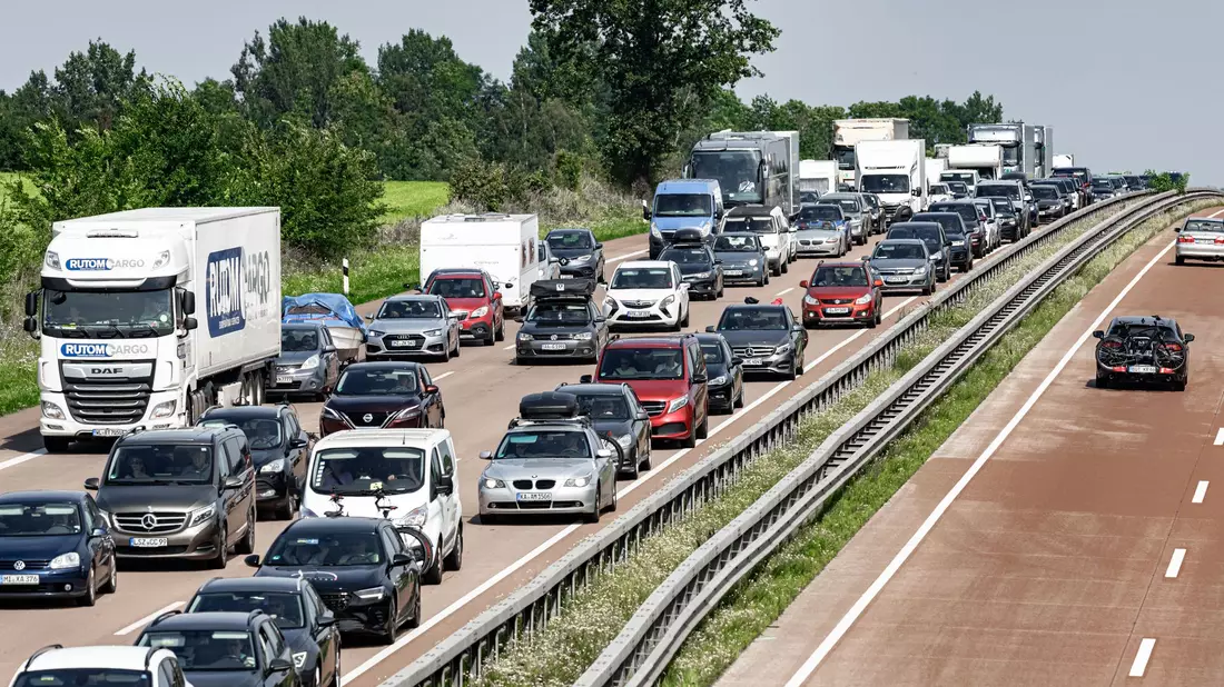 Deutschlands Straßen sind voll, doch es kommt zu etwas weniger Verletzten bei einem Unfall. - Bild: Markus Scholz/dpa