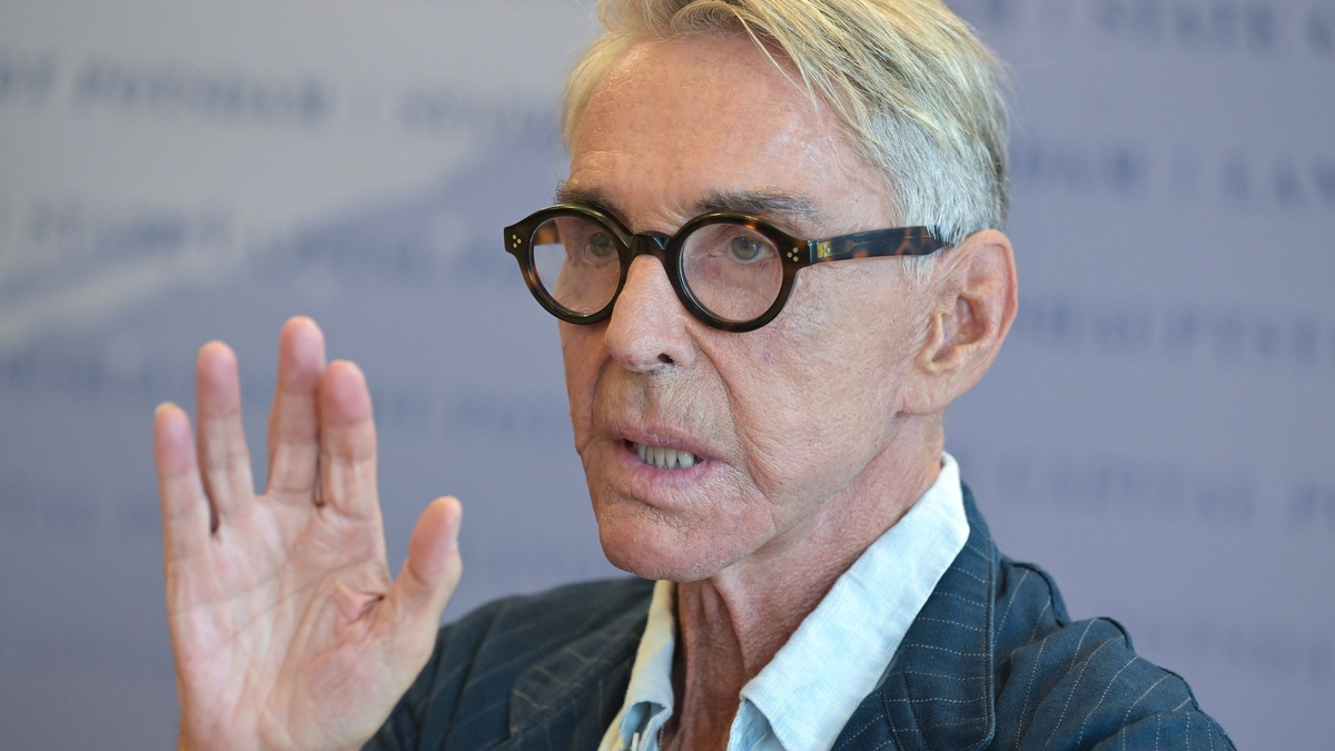 Wolfgang Joop zeigt im nächsten Jahr sein Lebenswerk in Potsdam. - Foto: Michael Bahlo/dpa