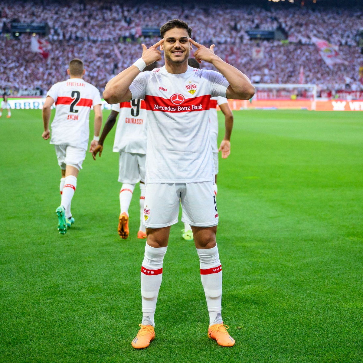 Konstantinos Mavropanos verlässt Stuttgart und kehrt nach England zurück. - Foto: Tom Weller/dpa