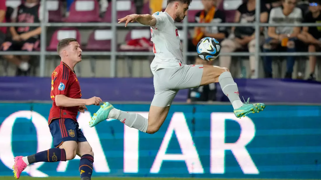 Leonidas Stergiou (r) aus der Schweiz schließt sich dem VfB Stuttgart an. - Bild: Andreea Alexandru/AP/dpa