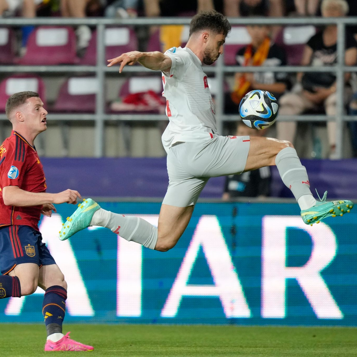 Leonidas Stergiou (r) aus der Schweiz schließt sich dem VfB Stuttgart an. - Foto: Andreea Alexandru/AP/dpa