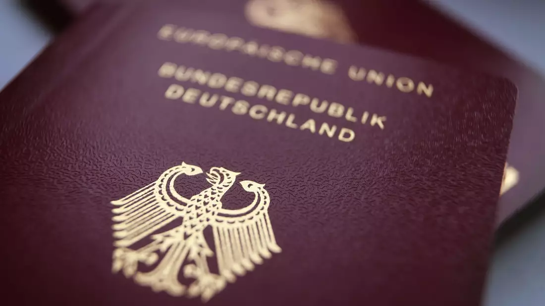 Im vergangenen Jahr beantragten rund 168.500 Menschen die deutsche Staatsangehörigkeit - und damit laut Innenministerium gerade einmal 3,1 Prozent der Ausländer, die seit mindestens zehn Jahren hier leben. - Bild: Karl-Josef Hildenbrand/dpa