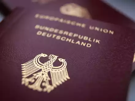 Neue Reisepässe und Personalausweise können sich die Bürger gegen Gebühr demnächst nach Hause schicken lassen. (Symbolbild) - Foto: Karl-Josef Hildenbrand/dpa