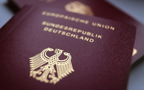 Neue Reisepässe und Personalausweise können sich die Bürger gegen Gebühr demnächst nach Hause schicken lassen. (Symbolbild) - Foto: Karl-Josef Hildenbrand/dpa