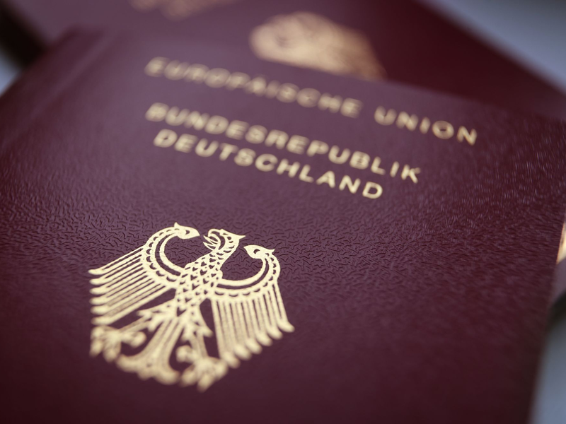 Neue Reisepässe und Personalausweise können sich die Bürger gegen Gebühr demnächst nach Hause schicken lassen. (Symbolbild) - Foto: Karl-Josef Hildenbrand/dpa