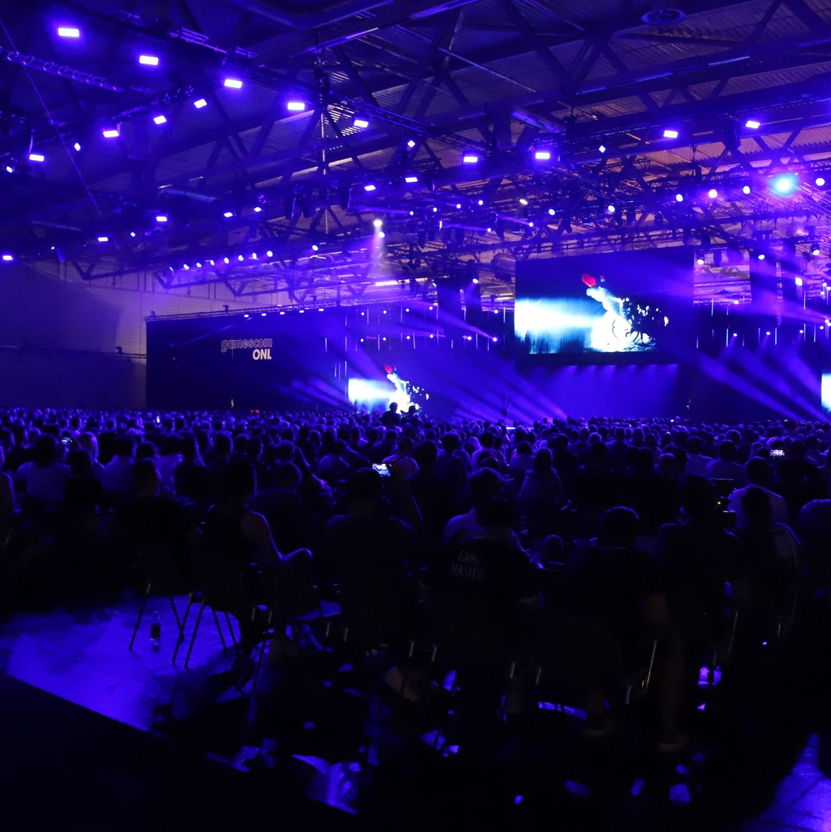 Zahlreiche Besucher verfolgen die «Opening Night Live» in den Kölner Messehallen. - Foto: Sascha Thelen/dpa
