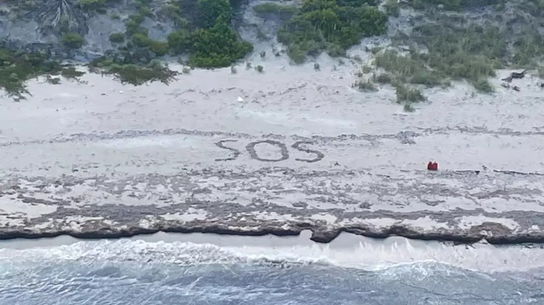 «SOS»: Ein 64-jähriger Mann war drei Tage lang auf einer Insel in den Bahamas gestrandet. - Bild: Uncredited/U.S. Coast Guard/AP/dpa